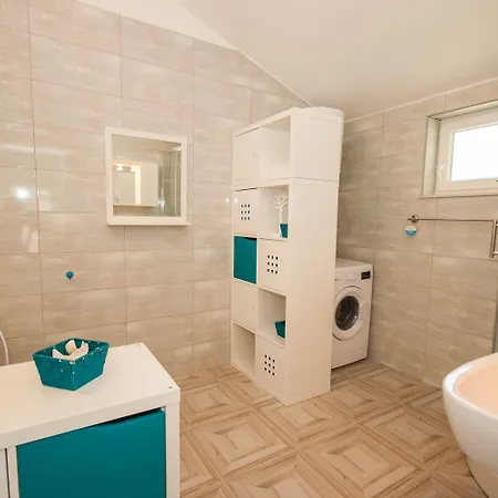 250 Meter Zum 2 Km Langen Strand * Baska (Krk)