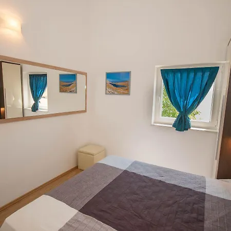 250 Meter Zum 2 Km Langen Strand Baska (Krk)